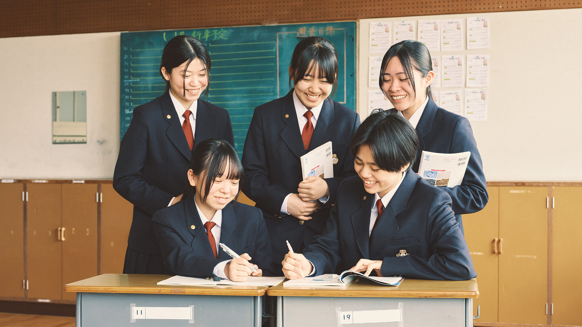 教室で学ぶ制服姿の生徒たち