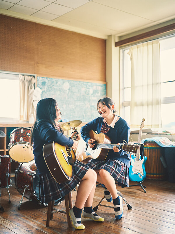 軽音楽部でギターを演奏する生徒