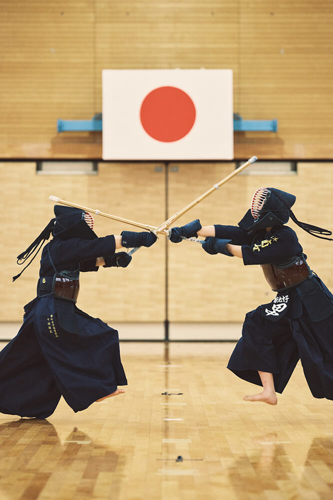 体育館で剣道の稽古をする生徒たち
