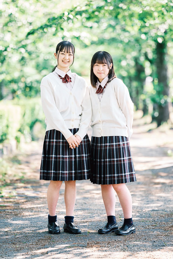 笑顔を見せる制服姿の生徒たち