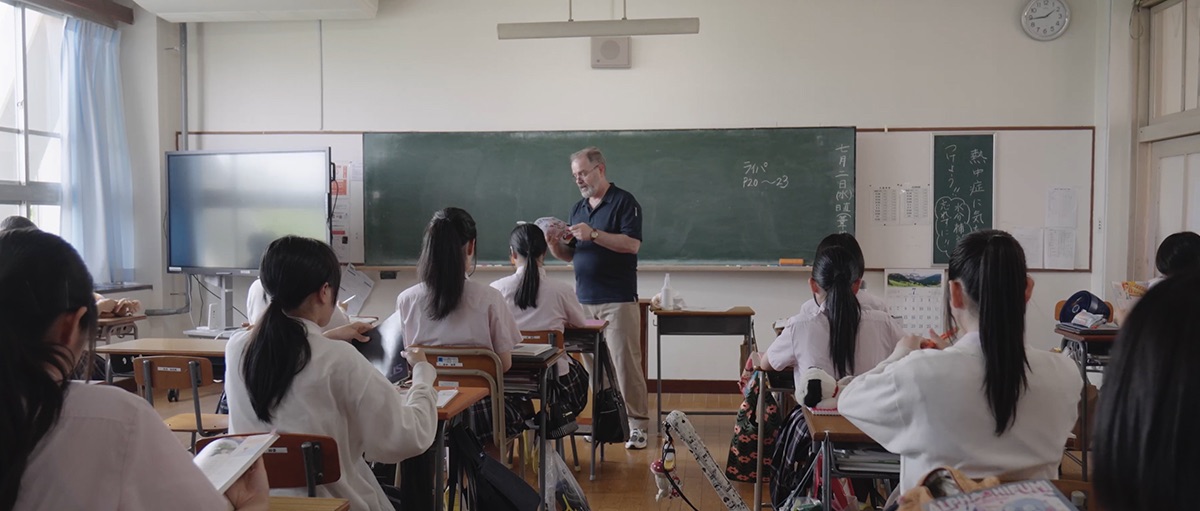 教室で英語の授業を受ける生徒たち
