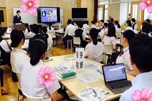ライフプランニング講座に参加する生徒たち