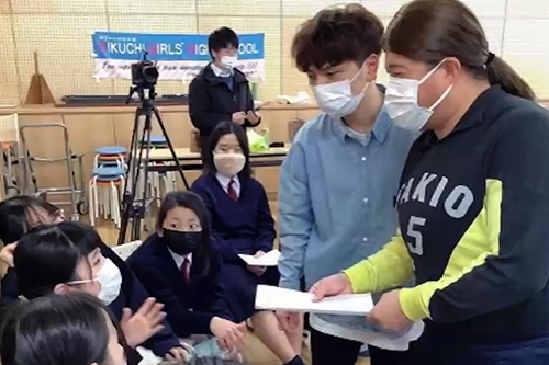お笑い講座で講師とやり取りする生徒たち