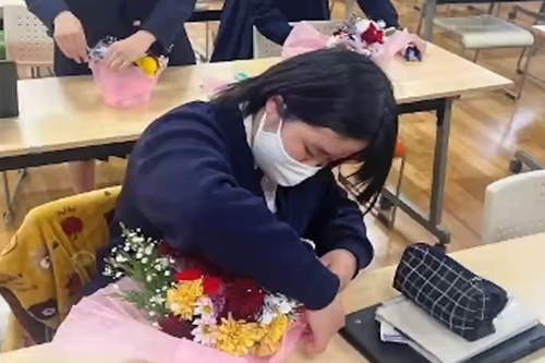 フラワーアレンジメントに取り組む生徒