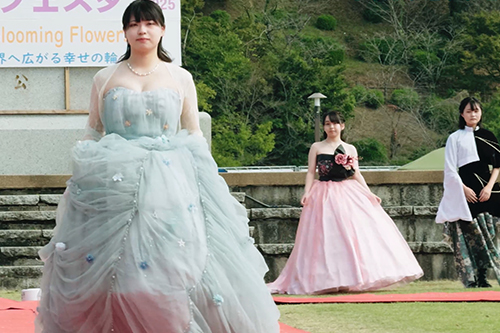 制作したドレスを着用してファッションショーに出演する生徒たち
