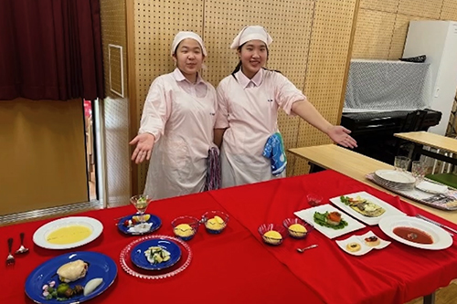 フルコース料理を完成させた生徒たち
