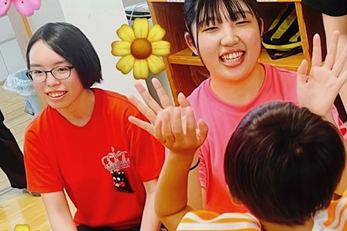 子どもと触れ合う保育実習中の生徒たち