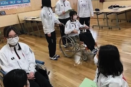 車いすを使った介護の実習に取り組む生徒たち