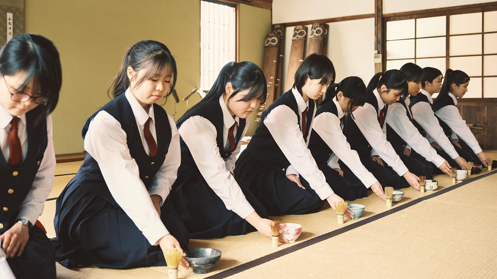 茶室で茶道を体験する生徒たち