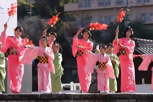 桜色の着物で、きくち女子舞を披露する生徒たち