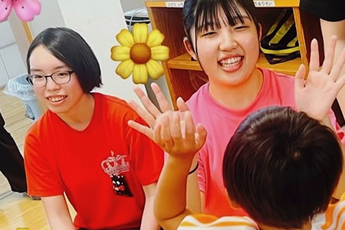 園児と笑顔で触れ合う生徒たち