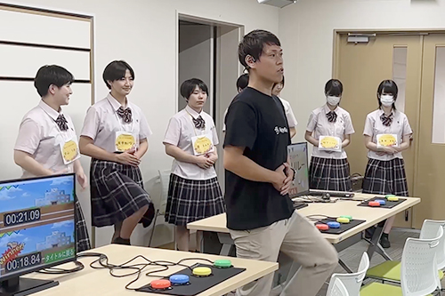 ゲーム機器を前に交流活動に参加する生徒たち