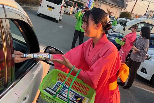 交通安全キャンペーンで運転者に啓発品を手渡す生徒