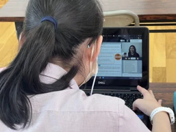 パソコンの画面を通して海外の学生と交流する生徒
