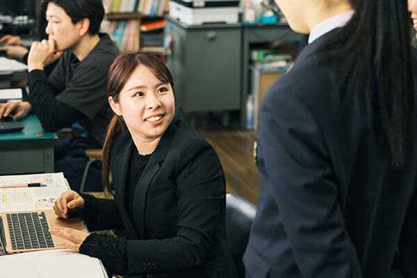 生徒と向き合う教員
