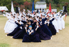 菊女フェスタで応援団の演舞を披露する生徒たち