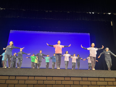 ステージで創作ダンスを披露する3年生