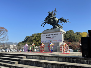 菊女フェスタで振袖の着付けを披露する生徒たち