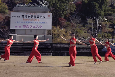 菊女フェスタでバトントワーリングを披露する生徒たち