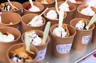 菊女フェスタのバザーで販売されるカップ入りスイーツ