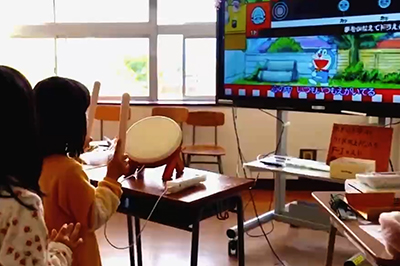 菊女フェスタのゲームコーナーで遊ぶ来場者