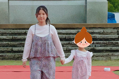 菊女フェスタの子ども服ファッションショーで手をつないで衣装を披露する参加者たち