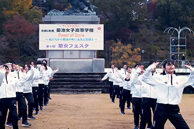 菊女フェスタで白い衣装を着てダンスを披露する生徒たち