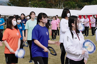 菊女フェスタでうちわを手に白龍音頭を踊る生徒たち