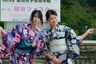 菊女フェスタの浴衣ファッションショーで浴衣姿を披露する生徒たち