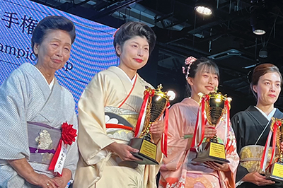 きもの着付選手権大会でトロフィーを手にする受賞者たち