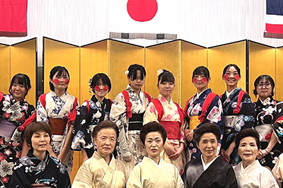 着物姿で記念撮影をする生徒たち