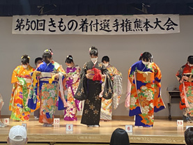きもの着付選手権大会で振袖姿を披露する生徒たち