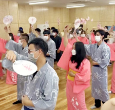 多文化交流で一緒にきくち女子舞を踊る参加者たち