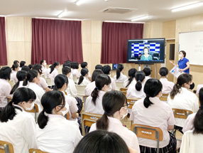 教室で多文化共生の日本語講座を受ける生徒たち