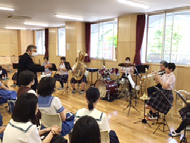 体験入学の参加者に向けて教室で演奏する生徒たち