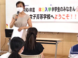 教室で体験入学の参加者に向けて話す様子