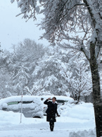 修学旅行で雪景色を楽しむ生徒