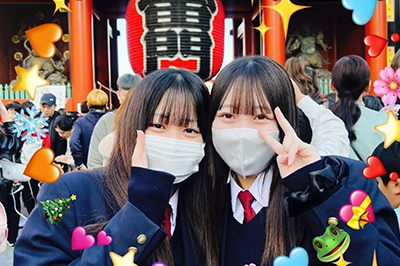 修学旅行で浅草の雷門を訪れた生徒たち