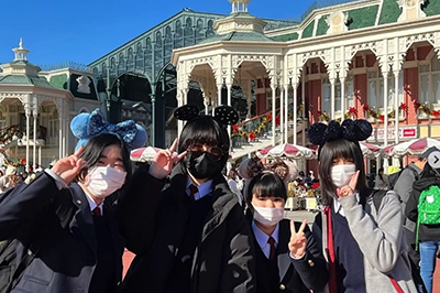 修学旅行でテーマパークを訪れた生徒たち