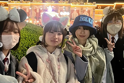 修学旅行で夜のテーマパークを楽しむ生徒たち