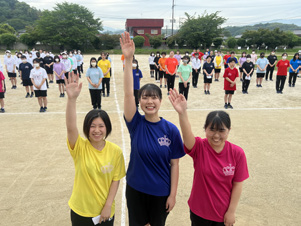 スポーツフェスタで校庭に集まり笑顔を見せる生徒たち
