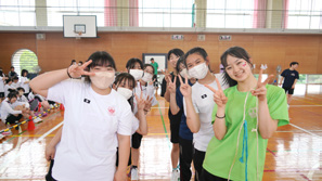 体育館でスポーツフェスタを楽しむ生徒たち