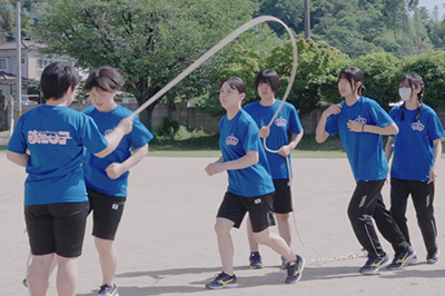 スポーツフェスタで大縄跳びに挑戦する生徒たち