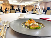テーブルマナー講習のテーブルに並ぶ料理と食器