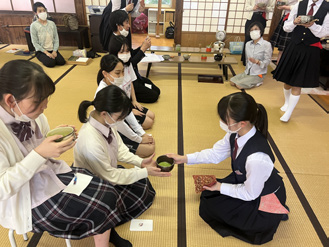 和室で茶道のお手前を披露する生徒たち