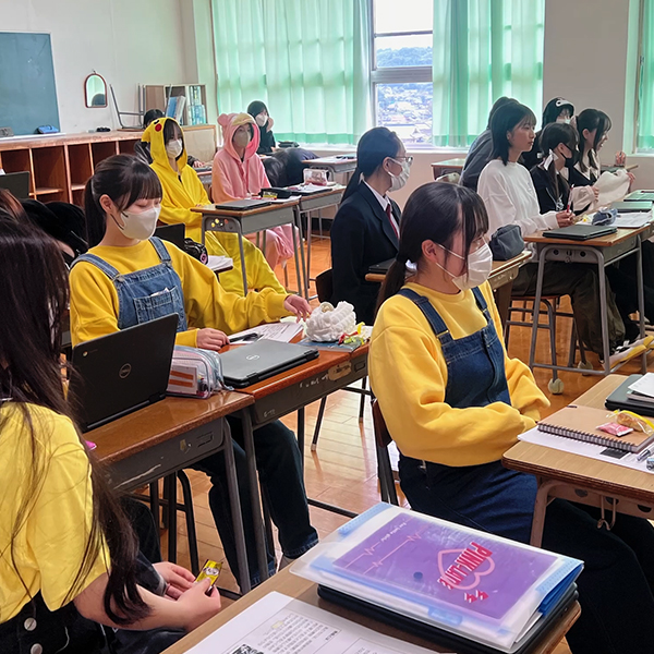 自由服登校日の生徒たち 07