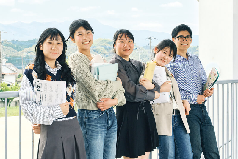 自分らしい服装で登校する生徒たち