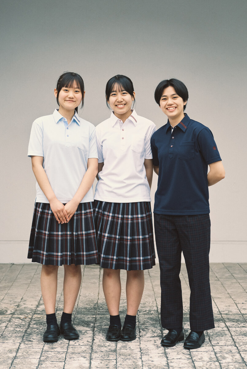 3色のポロシャツをスカートやスラックスに合わせた着こなし