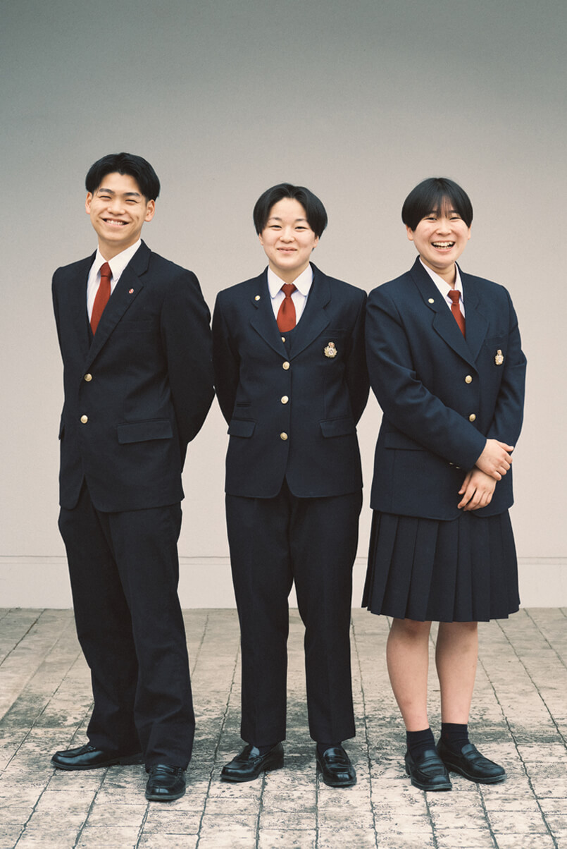 紺色のブレザーにスラックスやスカートを合わせた冬服