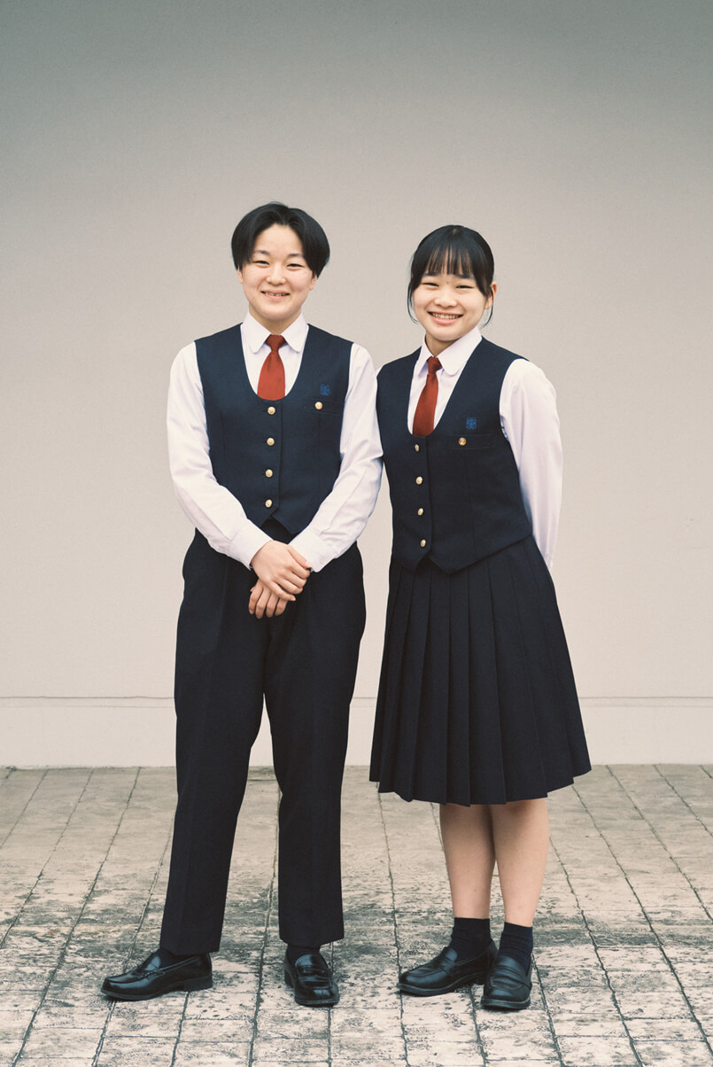 白いシャツと紺色のベストにスラックスやスカートを合わせた中間服